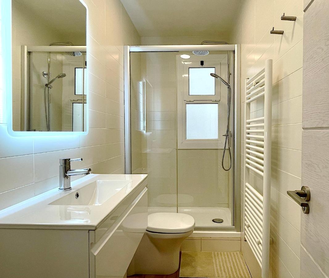 Abbott Apartment - 1 Min From The Beach - 100M2 - Sleeps 8 Sitges Exteriör bild